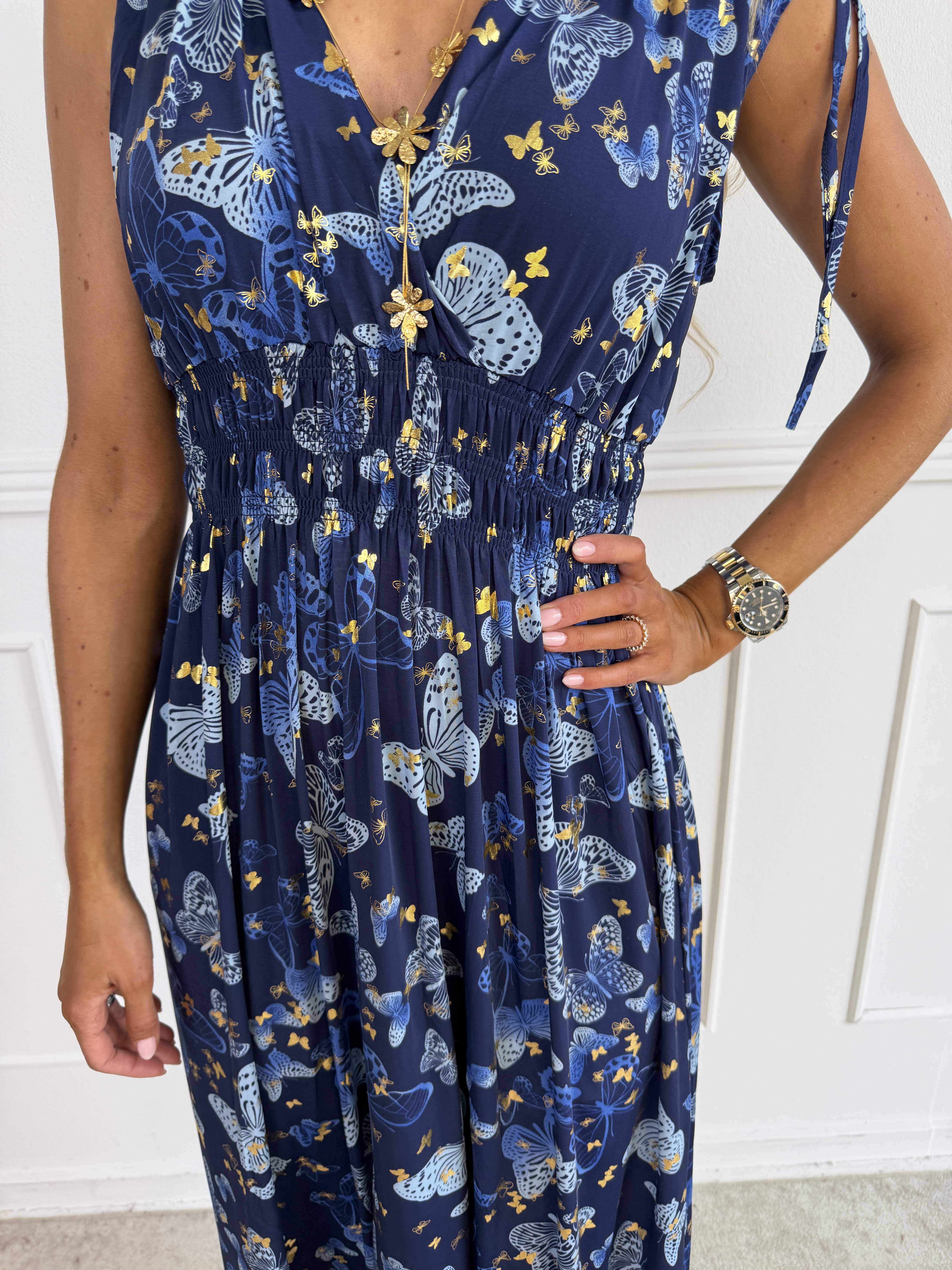 Pams Butterfly Sleeveless - Lang plus size kjole med sommerfugleprint og gulddetaljer